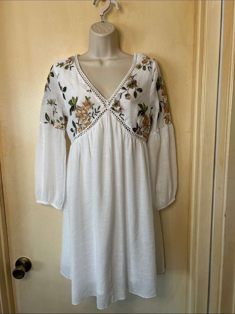 J Gee White Embroidered V-Neck Rayon Mini Dress size S